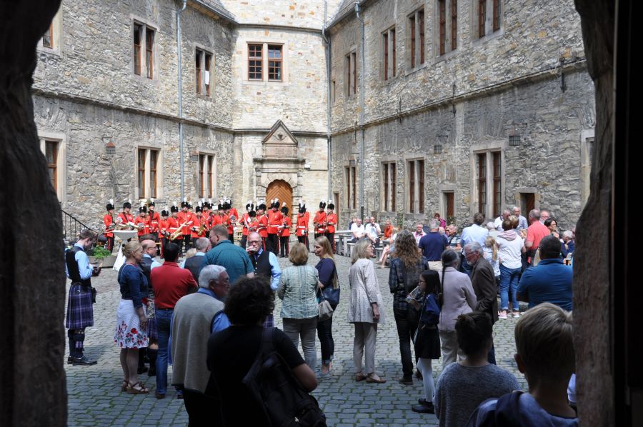 Blick in den Burginnenhof: Eröffnung der LWL-Wanderausstellung  mit einem Military Tattoo, britischen Speisen und Getränken und über 200 Gästen im Burginnenhof der Wewelsburg  Bildnachweis: Kreismuseum Wewelsburg